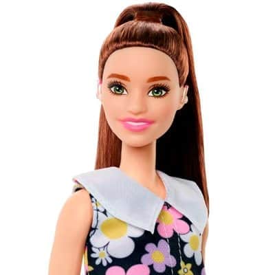 בובת ברבי עם מכשיר שמיעה