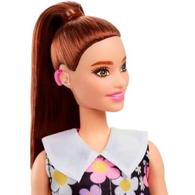 בובת ברבי עם מכשיר שמיעה