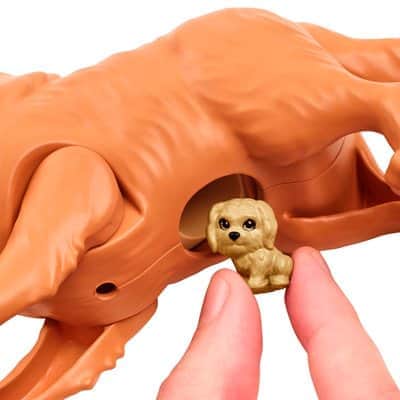 בובת ברבי מטפלת בכלבלב וגורים