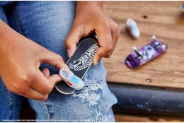 מיני סקטבורד עם נעליים | הוט ווילס