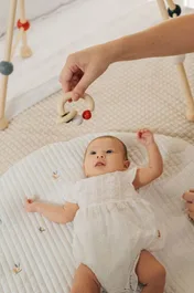 רעשן חרוזים מעץ | Plan Toys