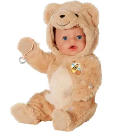 בובת תינוקת בייבי בורן 43 ס"מ - אמה עם חליפת דוב