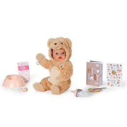 בובת תינוקת בייבי בורן 43 ס"מ - אמה עם חליפת דוב