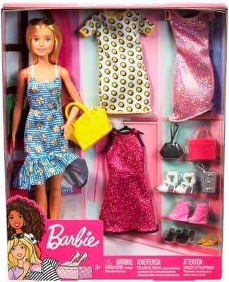 בובת ברבי עם מגוון בגדים ואביזרים